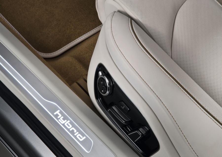 Детали интерьера Audi A8 Hybrid Concept (D4) 2010 года  (фото 3 из 14)